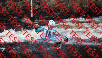 mann som padler på elv