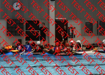 kajakkpolo i svømmebassenget